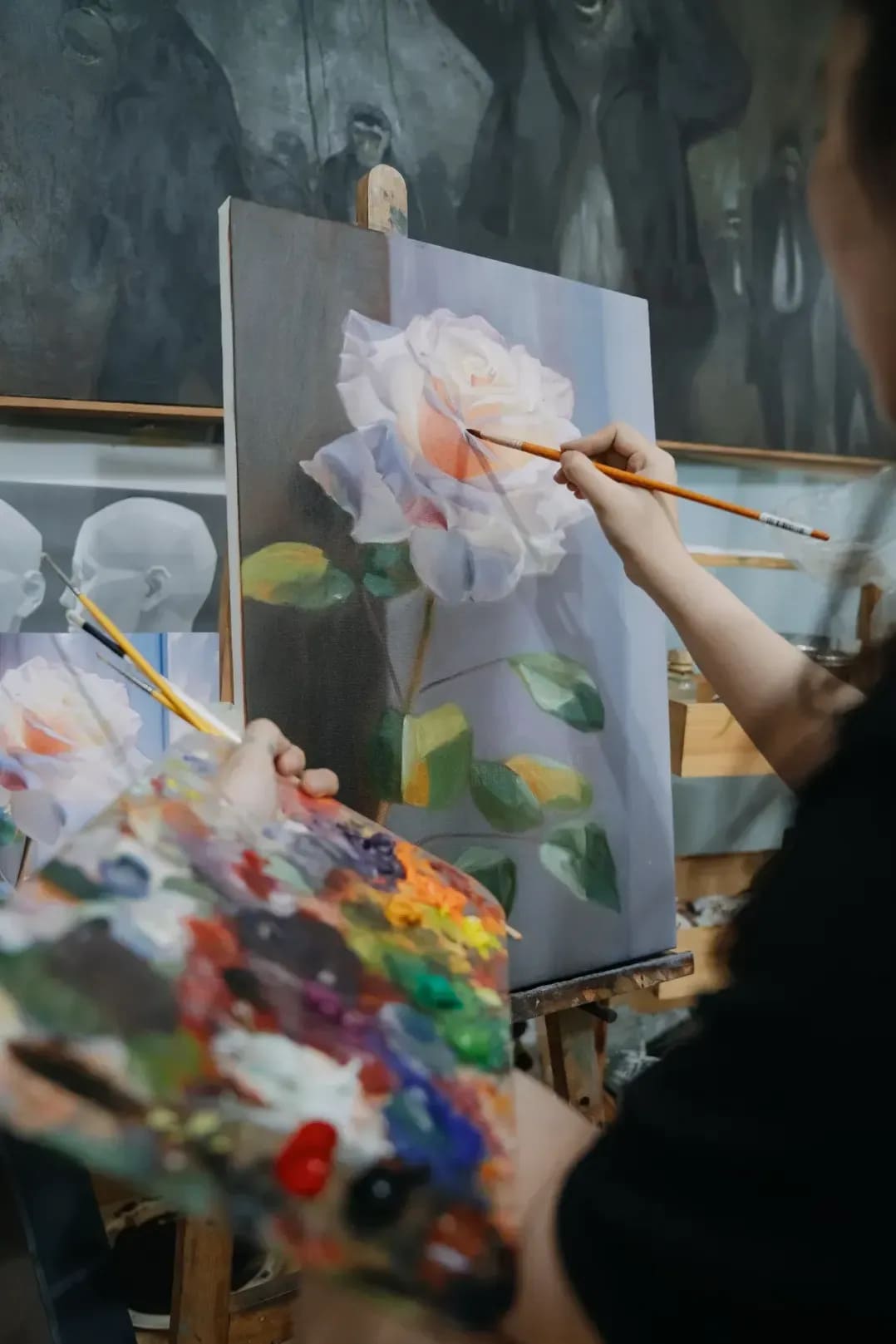 静かな午後のスケッチ会、近所の景色を描く